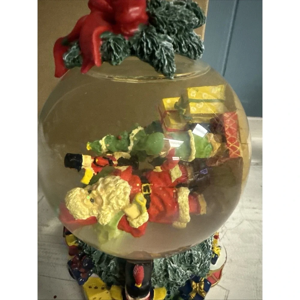 Avon 2001‎ Holiday Novelty Snow Globe Santa Presents Christmas Tree *see/read